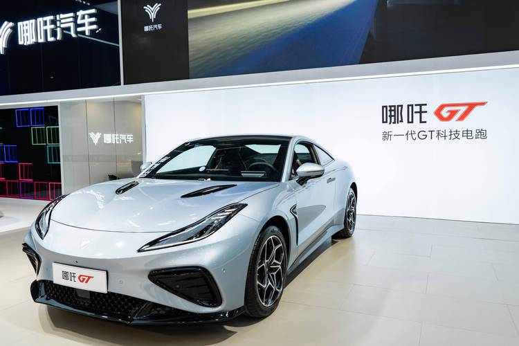 惠州143哪吒汽车在智能汽车领域的表现，领途汽车在新能源汽车市场中的影响力